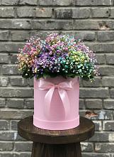 Цветочная композиция из Гипсофила и Розы в шляпной коробке в Приморье