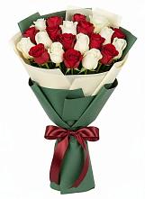 Букет Микс из красных и белых роз в Приморье