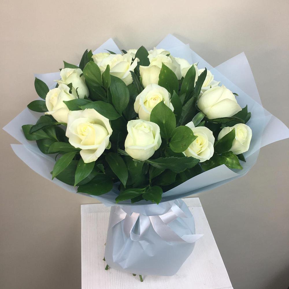 Букет 15 Белых роз Проуд в Приморье