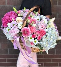 Композиция солнечный день в Приморье Цветочная композиция из Розы, Хризантемы, Пионы и Лизиантусы в корзине в Приморье