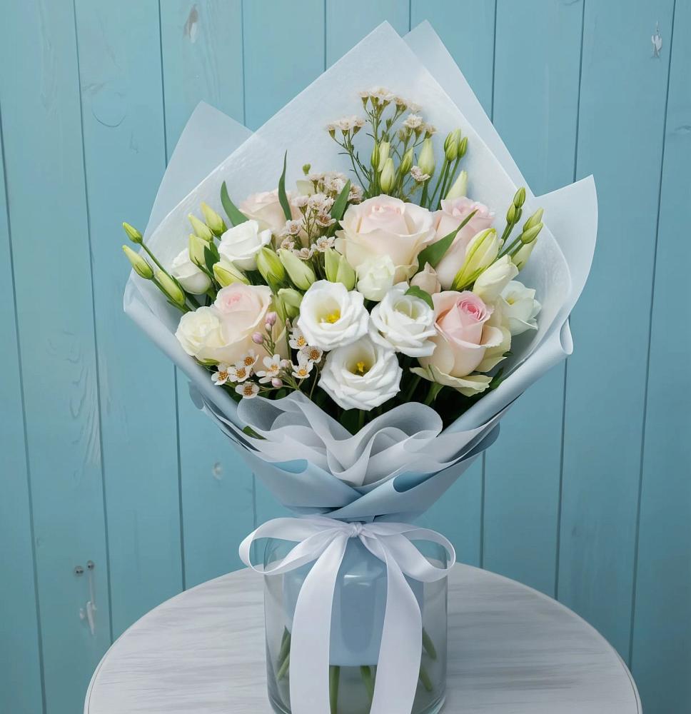 Букет цветов из: Розы и Лизиантусы в Приморье