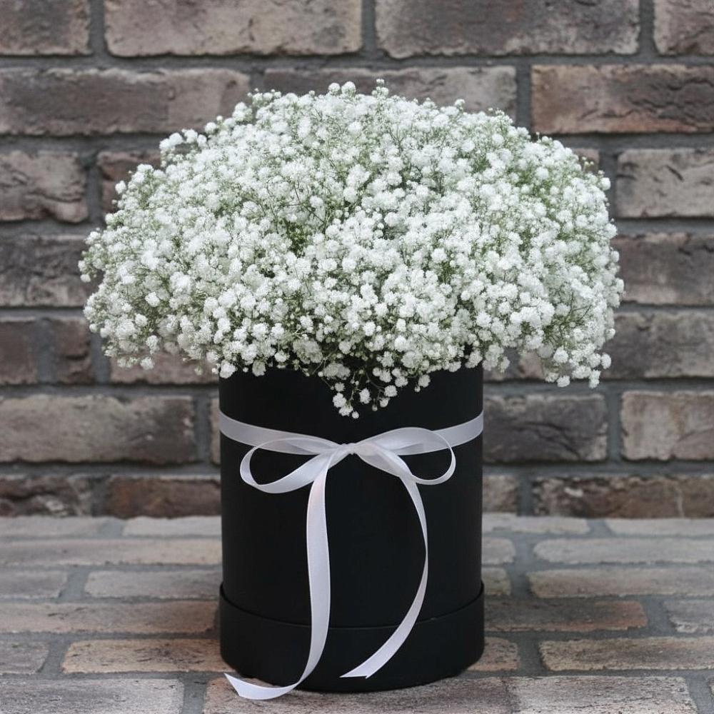 Цветочная композиция из Гипсофила в шляпной коробке в Приморье