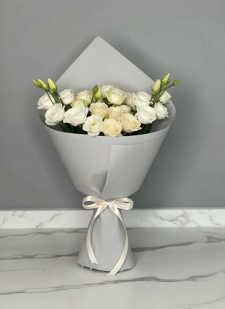 Букет цветов из: Розы и Лизиантусы в Приморье