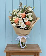 Букет цветов из:  Альстромерии, Лизиантусы, Розы и Хризантемы в Приморье