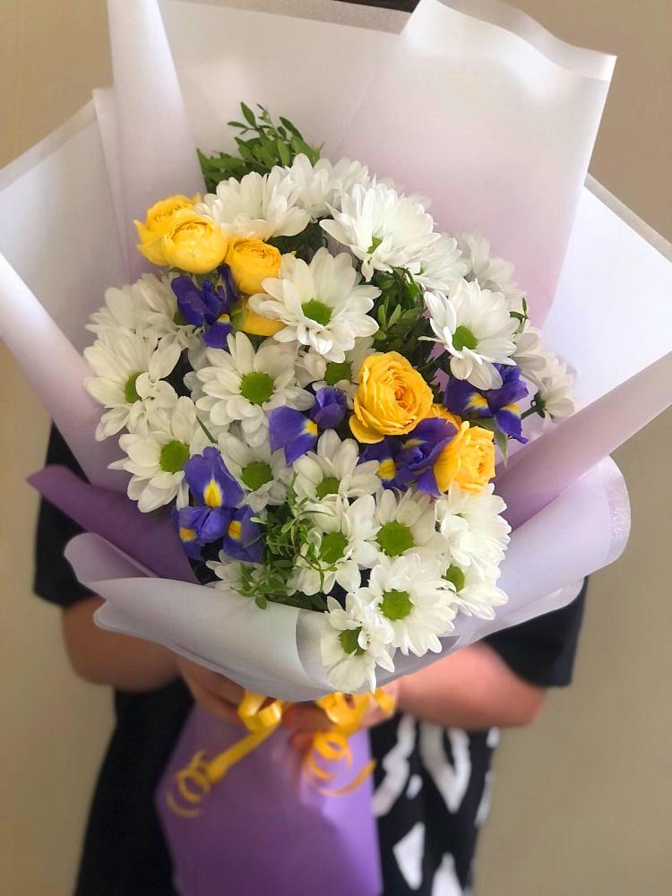 Букет цветов из: Ирисы, Хризантемы и Розы в Приморье