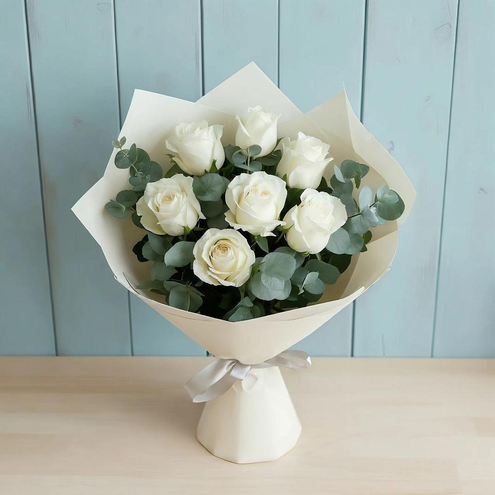Букет Белые розы в Эвкалипте в Приморье