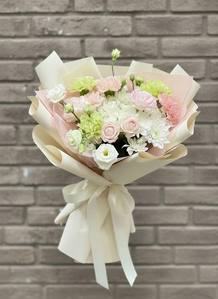 Букет цветов из: Гвоздики, Розы, Лизиантусы и Хризантемы в Приморье