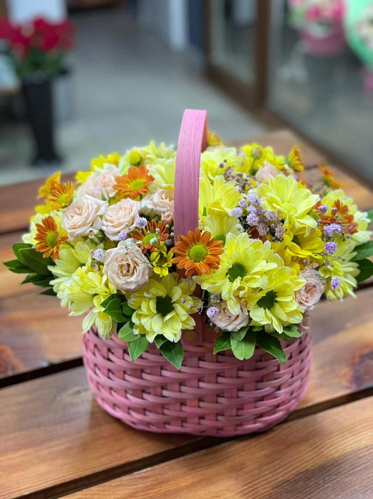 Цветочная композиция из Хризантемы и Розы в корзине в Приморье