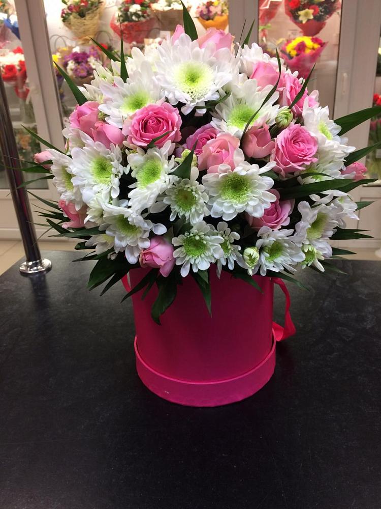 Цветочная композиция из Розы и Хризантемы в шляпной коробке в Приморье