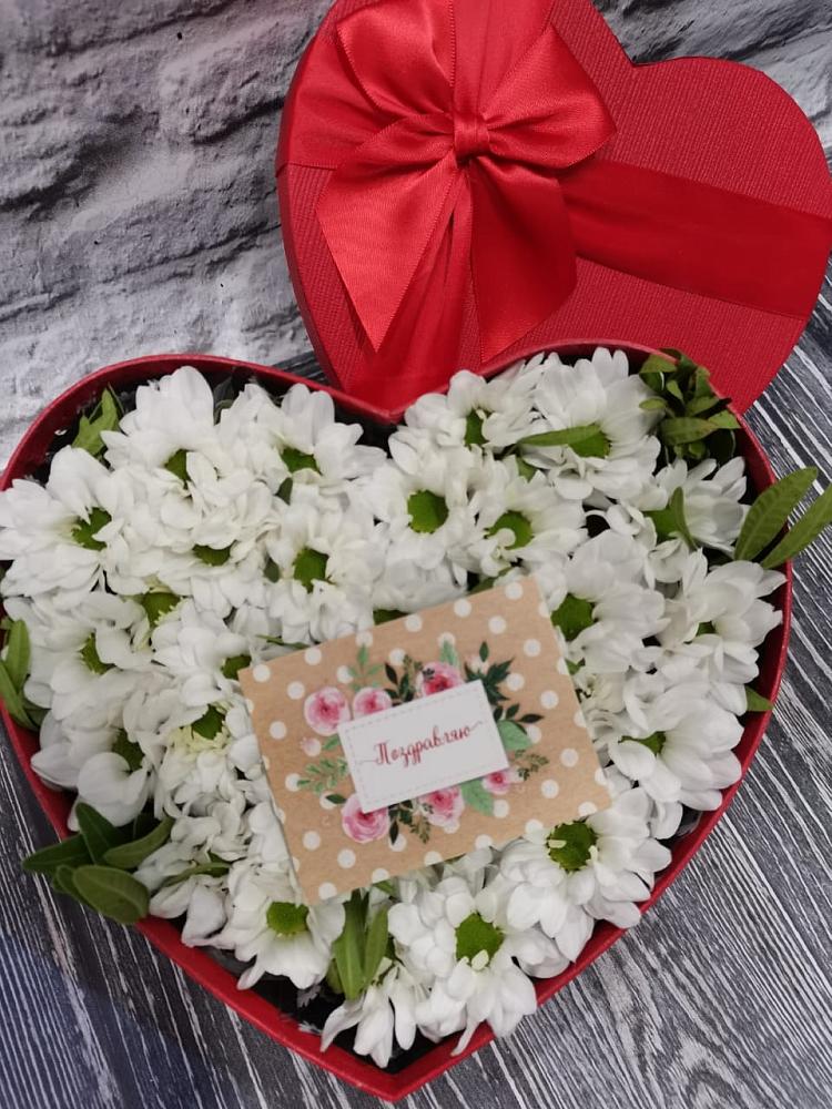 Цветочная композиция из Хризантемы в виде сердца в Приморье