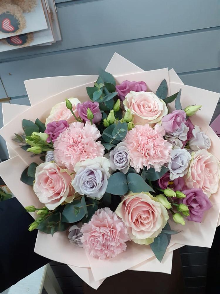 Букет цветов из: Розы, Гвоздики и Лизиантусы в Приморье