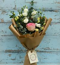 Букет цветов из:  Розы и Лизиантусы в Приморье