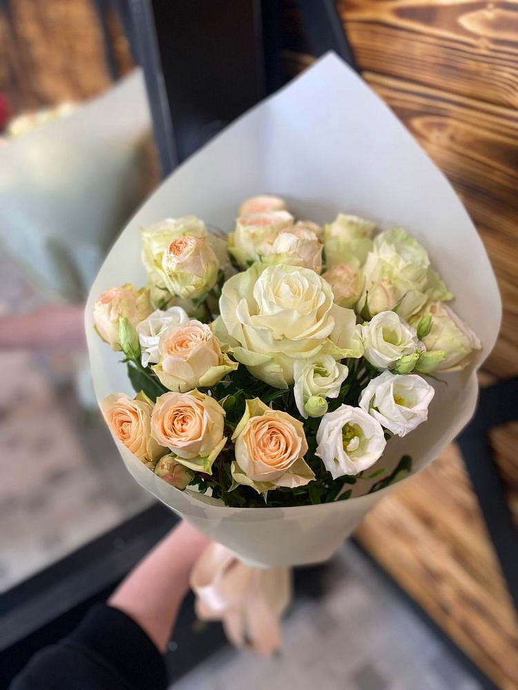 Букет цветов из: Розы и Лизиантусы в Приморье